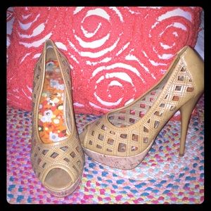 **BRAND NEW** Beige Weave-Styled Stilettos. Size 8
